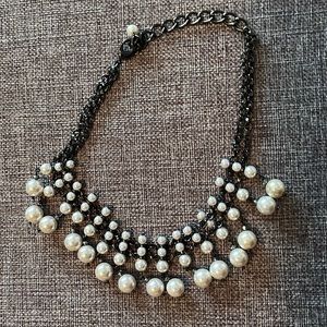 Pearl and metal necklace.